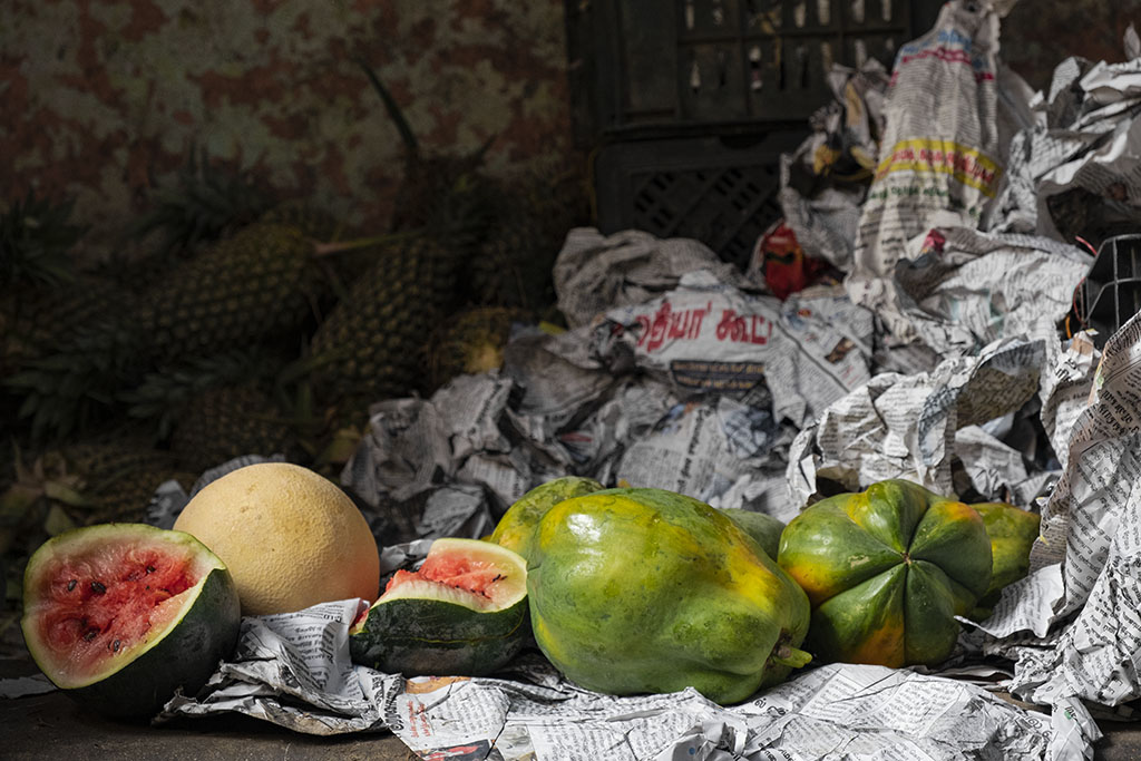 En déambulant dans le marché couvert de Pondichery je vois cette composition qui m'inspire une nature morte faite de papayes et autres fruits.