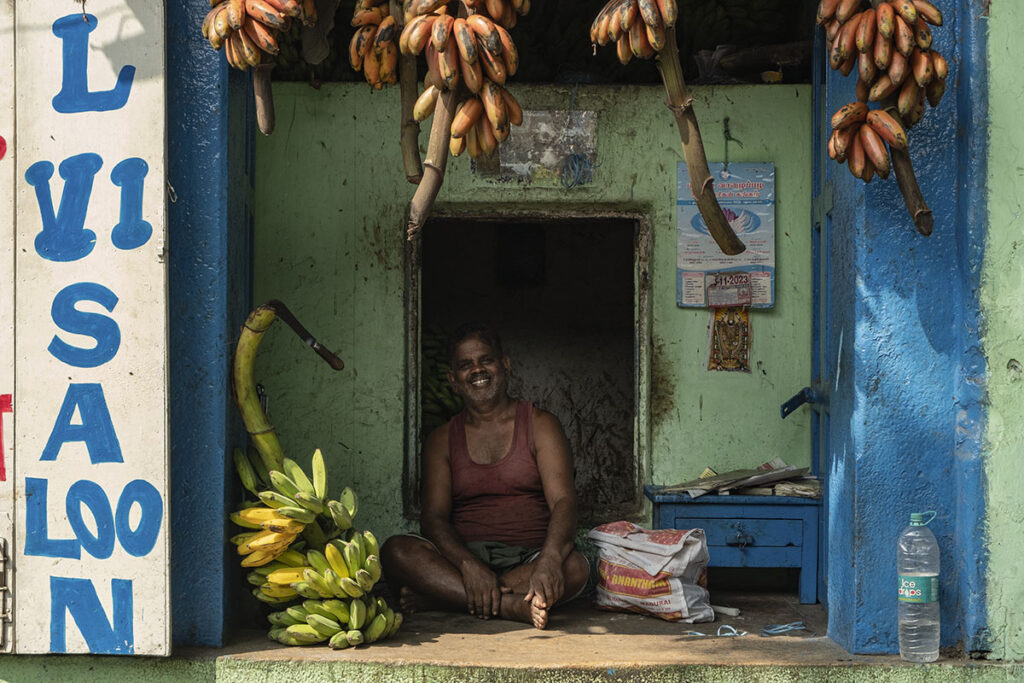 Le vendeur de bananes attend patiemment qu'un client arrive. Avec toujours le sourire au lèvres